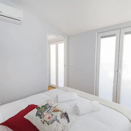 Lovelystay - 2bed Looking Good In Bairro Alto Apartment Lisbon