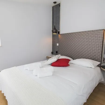 Lovelystay - 2bed Looking Good In Bairro Alto Lisbon