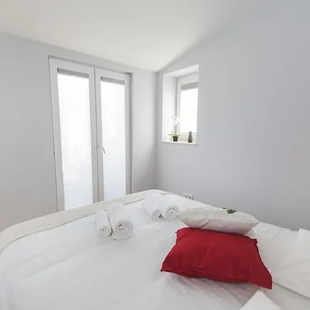 Lovelystay - 2bed Looking Good In Bairro Alto Lisbon